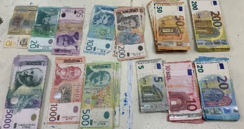 Gjatë kontrollit, një shoferi në Bërnjak i gjenden mbi 11 mijë euro dhe 79 mijë dinarë serbë