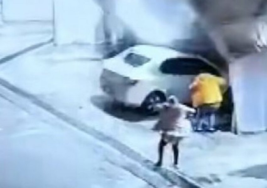 Raportohet për tre të vdekur, pamjet e frikshme kur një rrëshqitje dheu ra mbi një automjet në Samsun të Turqisë