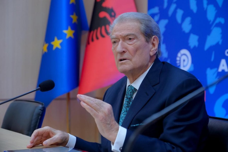 Berisha: Kriminelja elektorale Sako (Gjushi me fustan) s'pyet për ligjin vazhdon me krimin! Asfalt elektoral për votë
