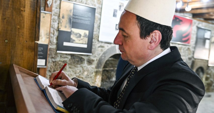 Kurti bën homazhe në Zhazhë e viziton Kompleksin e Kullave të Isa Boletinit: Këtu u bë historia e u lartësuan shqiptarët