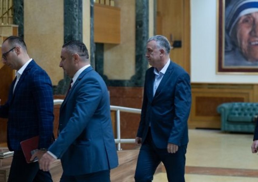 Lista Serbe jashtë loje/ REL: Si do të mbrohen interesat e serbëve në Kosovë?