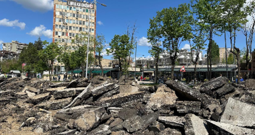 Rama nuk tërhiqet, nisin sërish punimet në sheshin “Xhorxh Bush” një ditë pasi u ndërprenë nga inspektorati