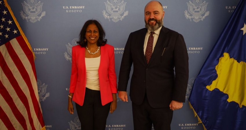 Zyrtari amerikan mbërrin në Kosovë, Ambasada paralajmëron takime me zyrtarë të lartë për diskutime në fushën e mbrojtjes