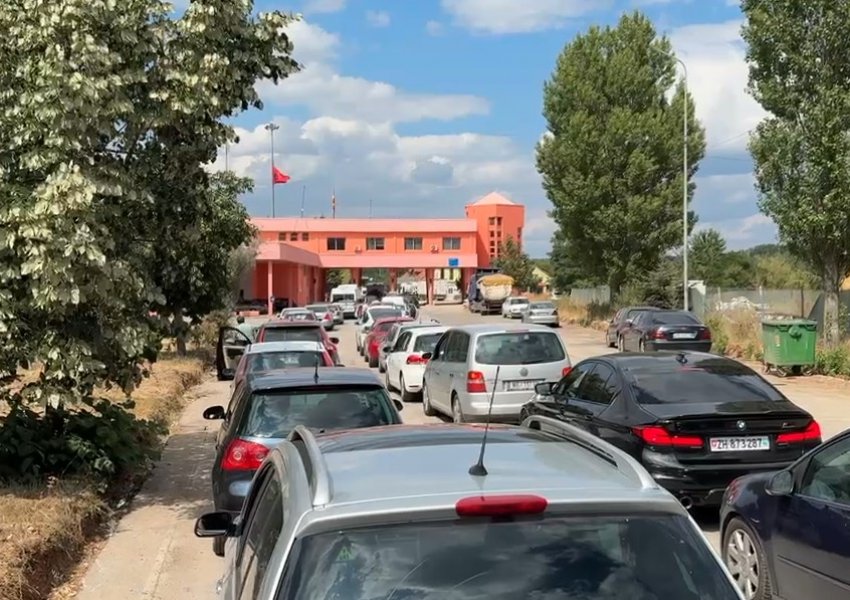 Qafë Thanë/ Fluks i lartë automjetesh në dalje të Shqipërisë, pritje të gjata në kufi