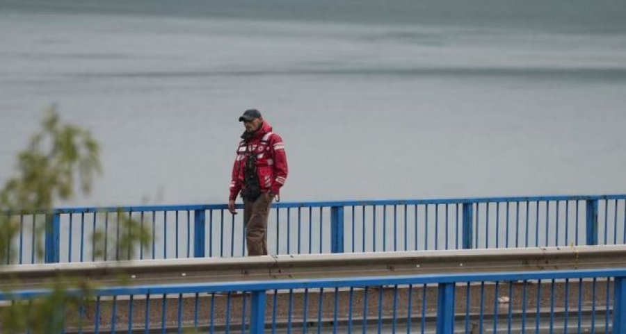 Në liqenin e Ujmanit ka tela korenti të zhytyr në ujë? Policia e Kosovës dhe Prokuroria e mohojnë: Kanë nisur hetimet...