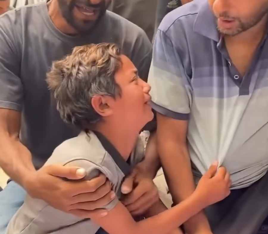 'Dua aromën e tij', fëmija kërkon me dëshpërim bluzën e babait të tij të vrarë në Gaza (VIDEO)