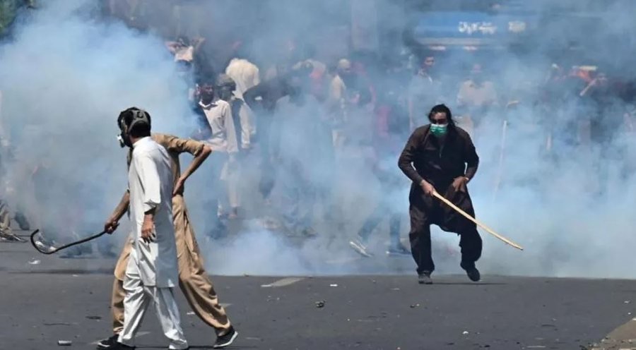 Burgosen 108 anëtarë të partisë së ish-kryeministrit në Pakistan