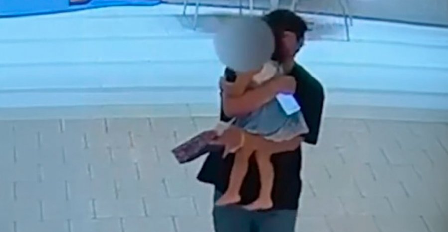 Video/ Momenti kur një burrë me skizofreni rrëmben një vajzë 3-vjeçare në një qendër tregtare