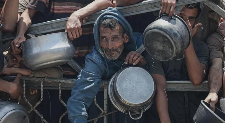 Gaza, turmat e njerëzve presin në rrugë kamionët me ndihma