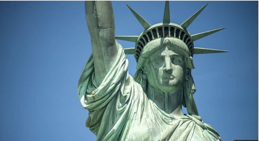 Piktura që tronditi Washingtonin: Statuja e Lirisë si grua transgjinore ndez polemika