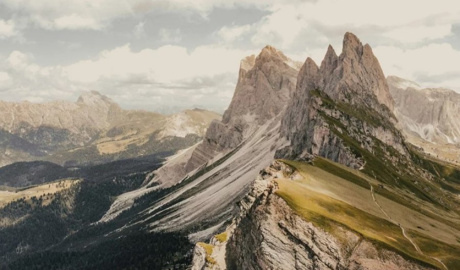 Lëvizje e pazakontë në Alpet italiane, pagesë për të ecur në shteg panoramik