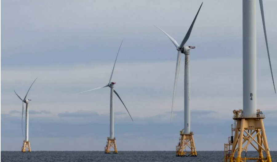 Trump anulon projektet e energjisë së erës në det të hapur, favorizon karburantet fosile