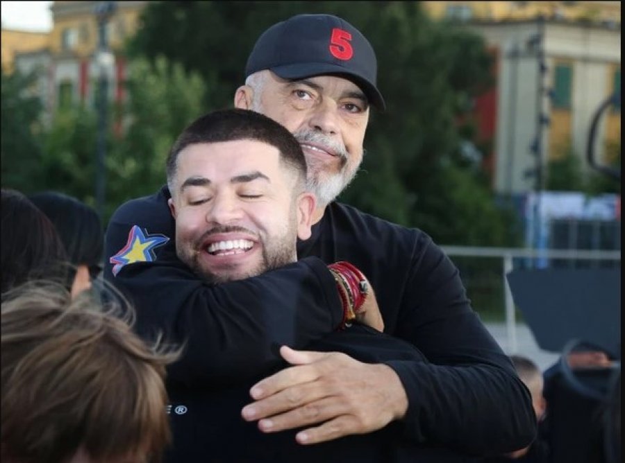Këngëtari i Ramës blen makinë të re dhe publikon ‘tufa’ me para cash, ndërkohë tatimorët e qeverisë kërkojnë faturën e rigonit...