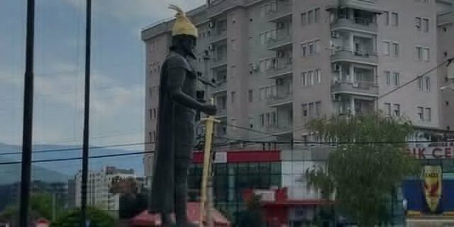 Vandalizohet shtatorja e Skënderbeut në Prizren, policia nis hetimet