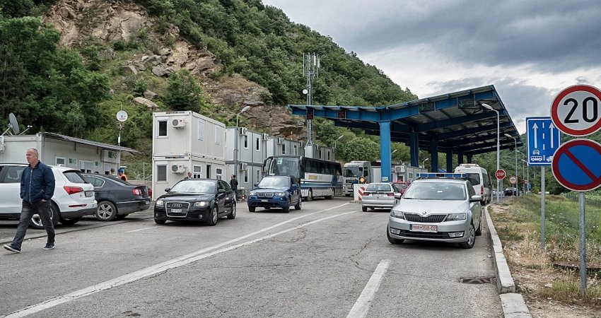 Deri në tri orë pritje për të hyrë në Kosovë nga “Dheu i Bardhë”