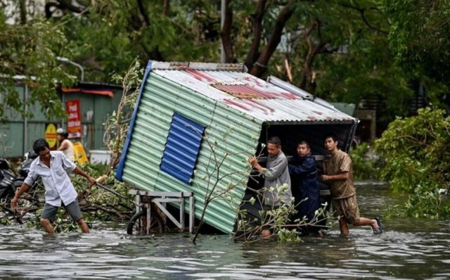 14 të vdekur dhe të zhdukur në Vietnam nga përmbytjet