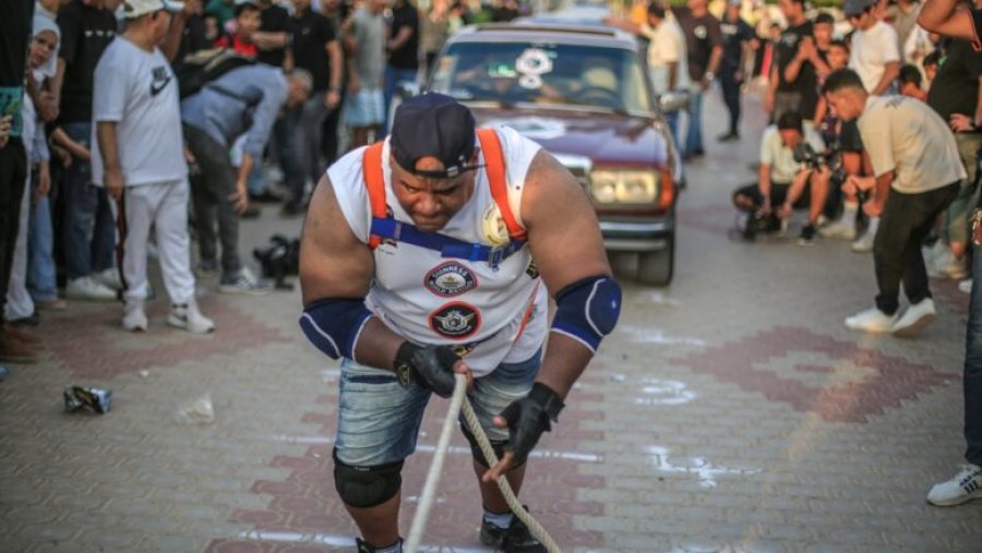 VIDEO/ Mundësi egjiptian vendos rekord botëror duke tërhequr 20 automjete