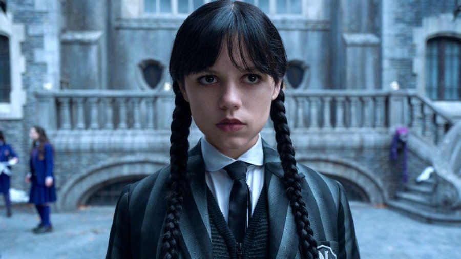 Jenna Ortega rikthen hijen e ‘Wednesday’ me stil, shkëlqen me një pamje gotike në premierën e sezonit të dytë në Paris