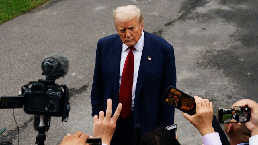 Trump shkarkon drejtoren kryesore të të dhënave ekonomike ndërsa tarifat shkaktojnë rënie të tregjeve: Manipuloi...