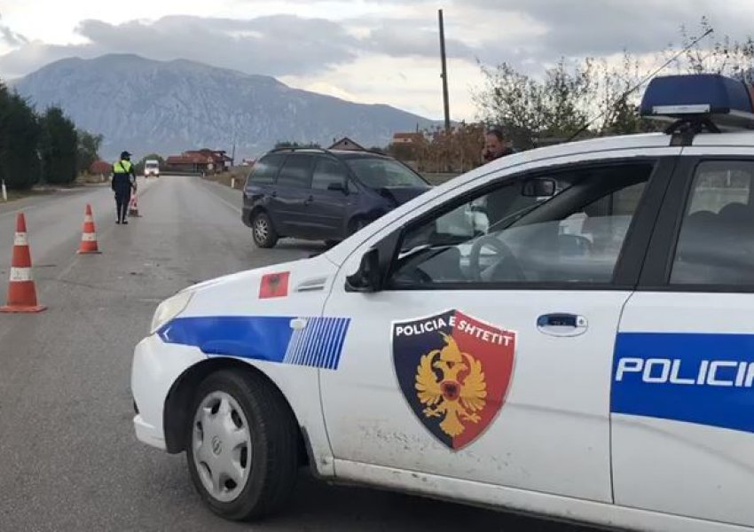 Aksident i rëndë në Librazhd, makina përfundon 100 metra në greminë 