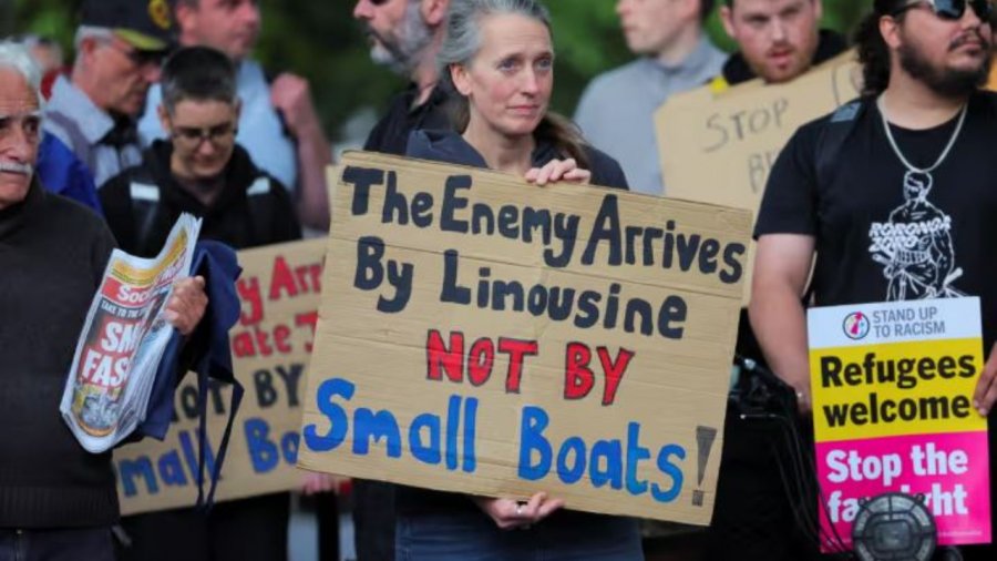 Protesta pro refugjatëve në Angli, britanikët dalë në rrugë, thirrje qeverisë: Emigrantët janë të mirëpritur!