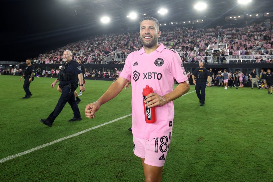 ‘Të tregoi 10 herë me gisht ku do godiste’/ Jordi Alba tallet me portierin pas penalltisë