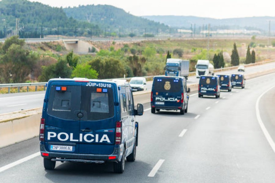 Spanjë / Policia do të përdorë furgonë ‘fantazmë’ për të mbikëqyrur qarkullimin rrugor