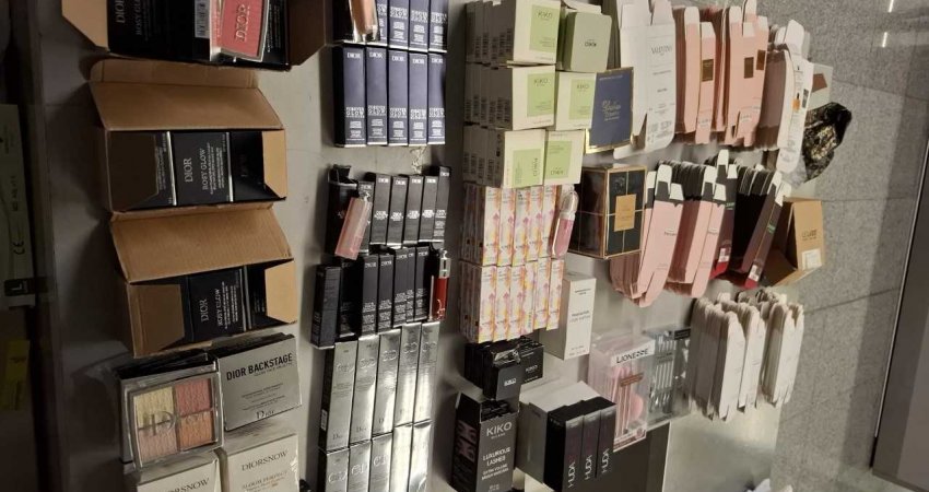 Dogana kap produkte kozmetike të padeklaruara në Aeroportin e Prishtinës, vinin nga Stambolli