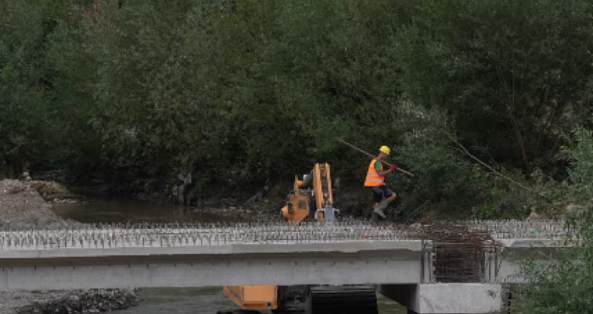 Pesë javë pas gurthemelit, merr formë njëra urë mbi lumin Ibër – Qeveria në detyrë premton se do të përfundojë në shtator