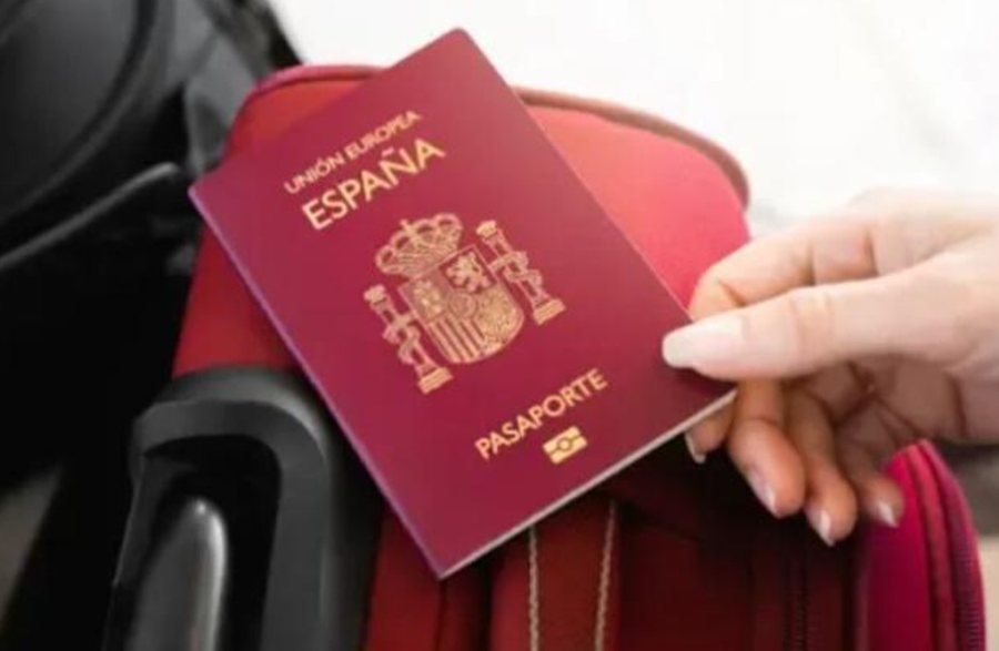 Skandal në aeroportin ‘El Prat’/ Prindërit braktisin 10-vjeçarin për të mos humbur pushimet