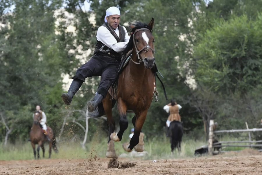 Festivali Salbuurun në Kirgistan feston trashëgiminë nomade me spektakël kulturor dhe sportiv