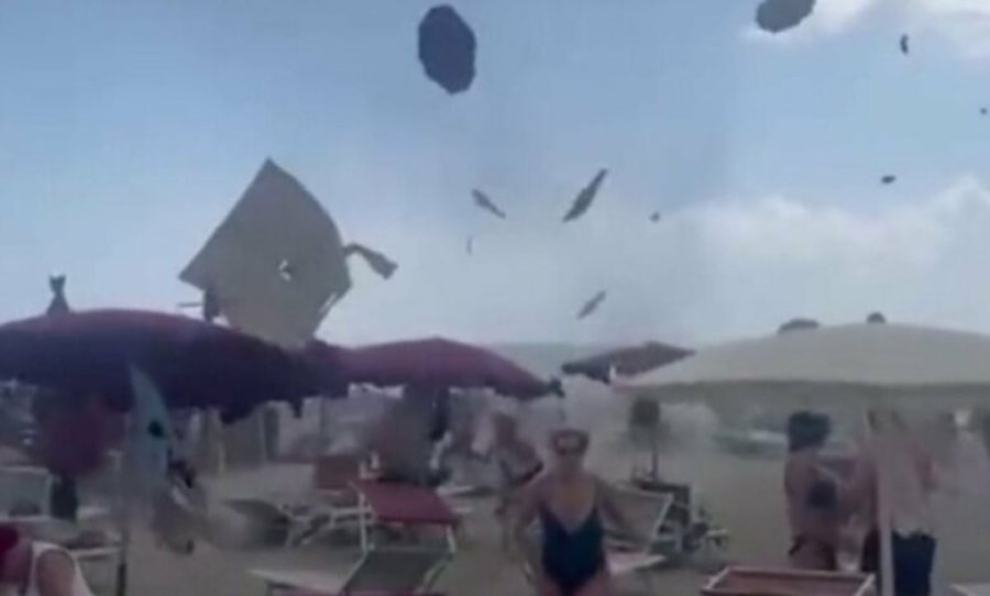 Tornado e papritur në një plazh në Italinë qendrore, çadrat fluturojnë në ajër