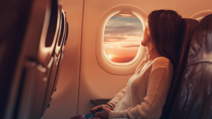 Rregulli që shumicën i habit në avion, e vërteta pas ngritjes së roletave