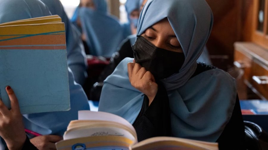 'Dua… doja të bëhesha mjeke'/ Realiteti i hidhur për vajzat afgane nën sundimin e talebanëve