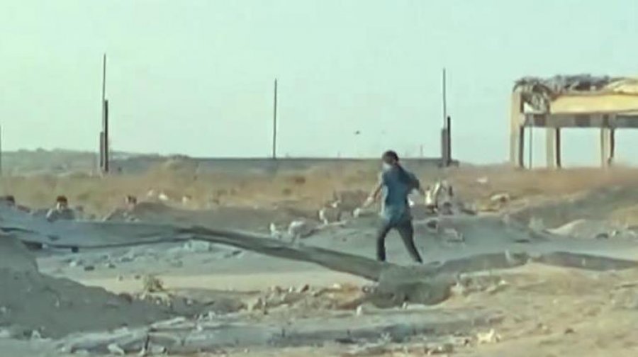 Gaza/ Vajza e vogël vrapon mes të shtënave, tmerri pranë një qendre ndihmash. (Pamjet tronditëse)