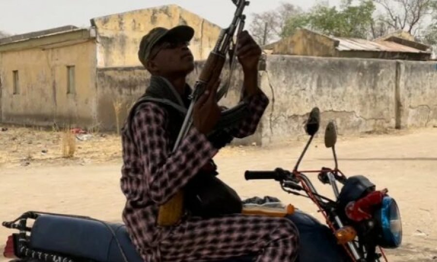Nigeri, motoçiklistë të armatosur vrasin 11 persona dhe rrëmbejnë 70 të tjerë, përfshirë gra e fëmijë