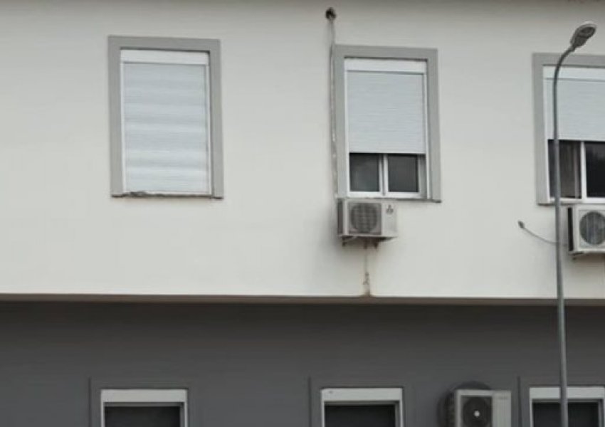 Plagosi nënën disa herë me thikë, gjykata vendos shtrim në spital psikiatrik për 26-vjeçarin