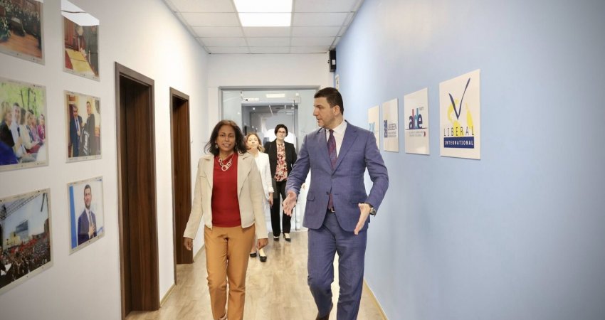 Krasniqi takon të Ngarkuarën me Punë në Ambasadën e SHBA-së: Institucionet e reja duhet të themelohen sa më parë