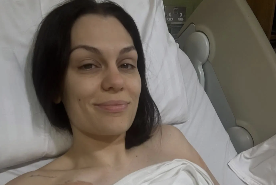  Jessie J shtrohet në spital 2 muaj pasi zbuloi se ishte prekur nga kanceri