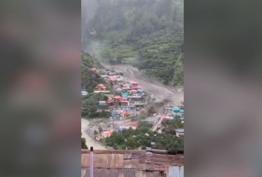 Video tronditëse/ Përmbytjet rrufe përpin fshatin buzë lumit në Indi, dhjetëra të bllokuar