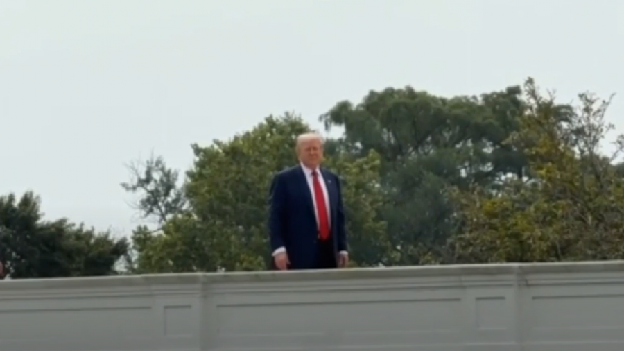SHBA/ Trump shfaqet papritur në çatinë e Shtëpisë së Bardhë, ‘do vendos raketa bërthamore’