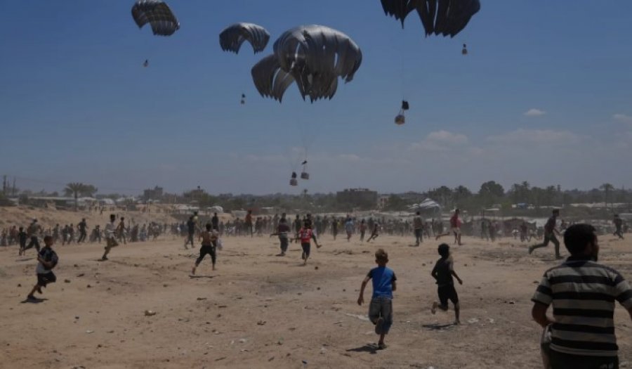 Video prekëse/ Turmat vërshojnë drejt ndihmave ajrore në Gaza mes kaosit dhe dhunës