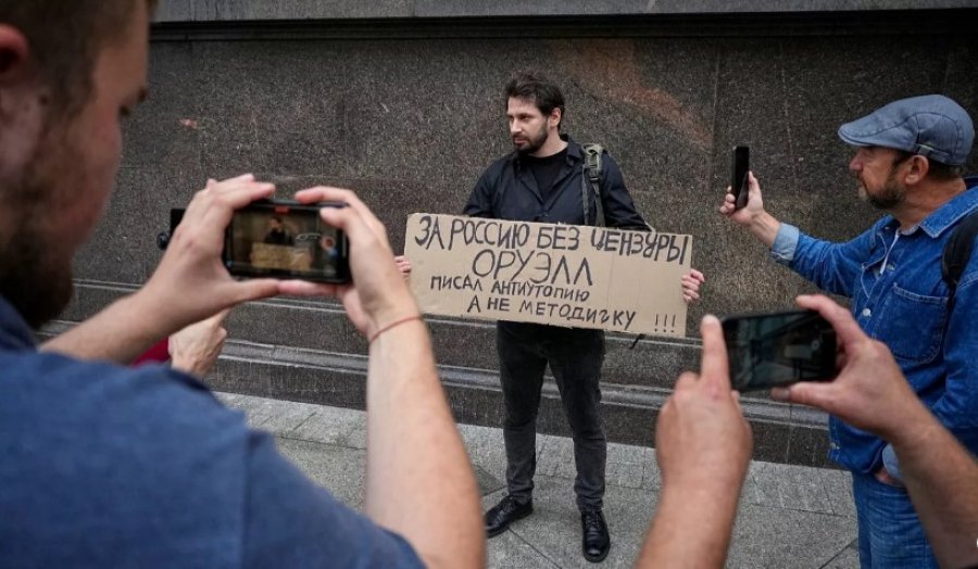 Rusia e izolon internetin: Nga censura masive tek ndëshkimi i përdoruesve