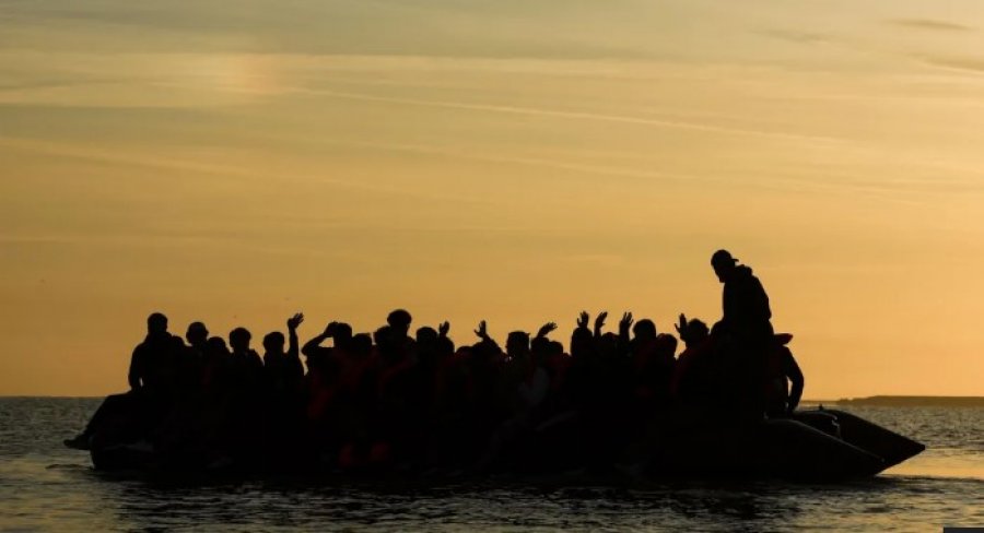 Kalimet me gomone në Kanalin e la Manshit: Britania nis kthimet në Francë