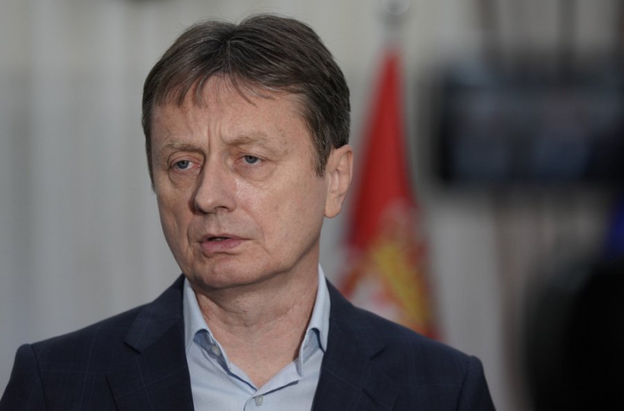 Belbëzonte dhe nuk formonte dot fjalitë/ Ministri pëson goditje në tru gjatë intervistës ‘live’  