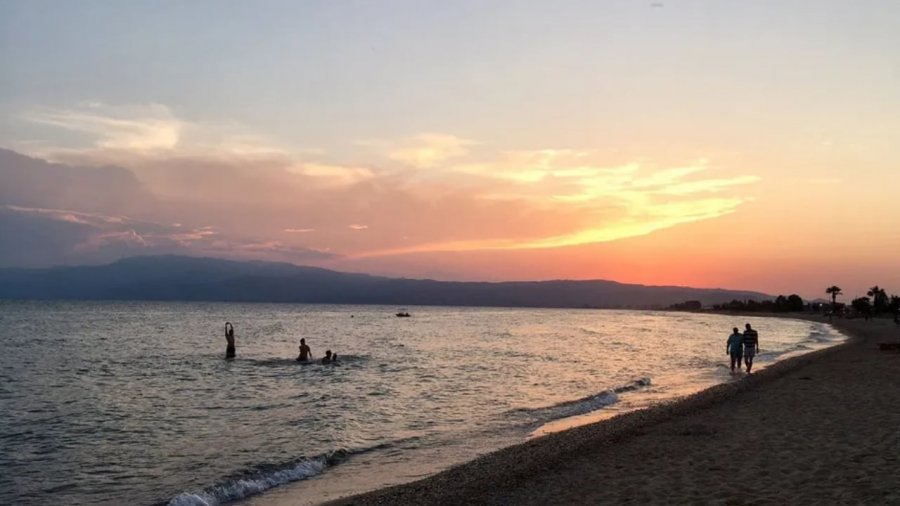 Britanikja 'zhduket' teksa burri flinte gjumë në plazh! Autoritetet greke zgjerojnë zonën e kërkimeve: Jeta e saj është në rrezik