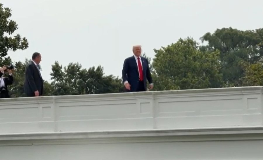 VIDEO/ Trump shfaqet në çatinë e Shtëpisë së Bardhë: Po vendos një armë bërthamore...