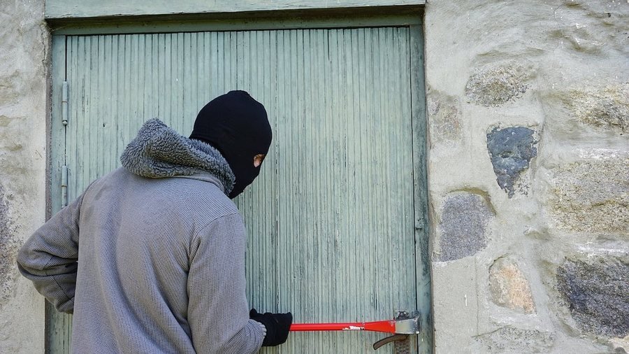 I vjedhin 1 milion euro në shtëpi teksa ishte me pushime, pronarja la çelësat në vendin më të favorshëm për hajdutët