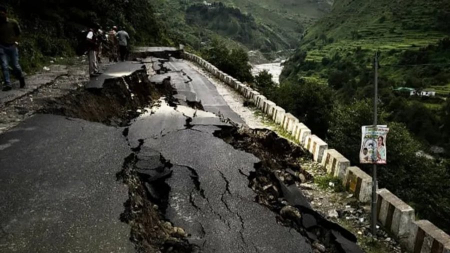 Mbi 100 të zhdukur pas përmbytjeve katastrofike në Indinë veriore