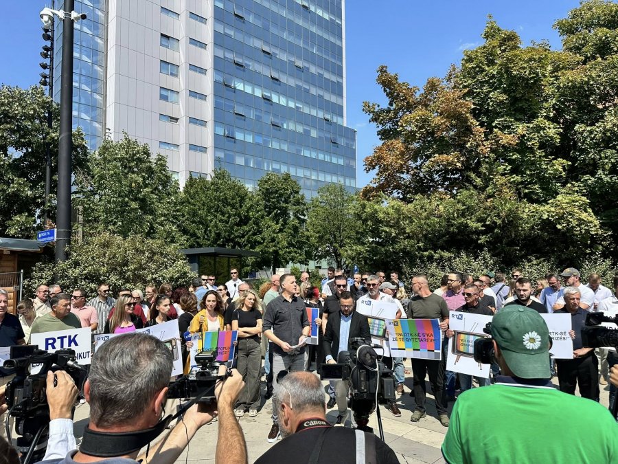 'E popullit, jo e politikës'/ Protestë për RTK-në: Punonjësit kërkojnë buxhet për transmetuesin publik